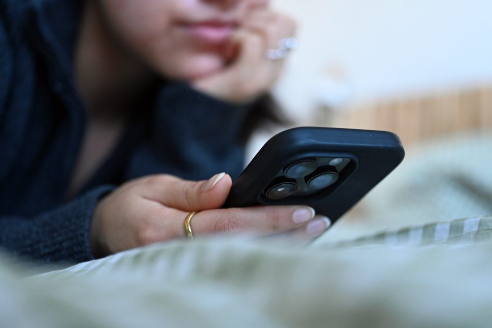 Paríž: Poslanci schválili návrh zákona zakazujúceho sociálne siete do 15 rokov