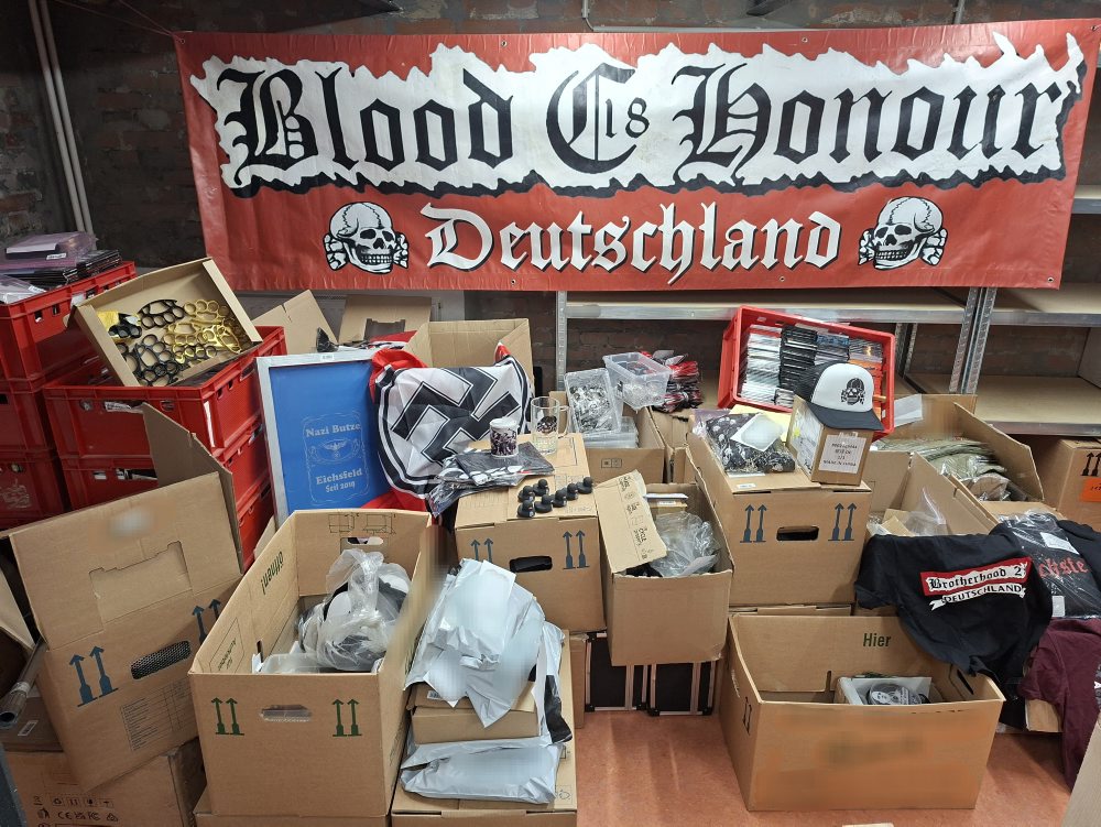 Nemecká polícia zasiahla proti predajcom tovaru s nacistickou symbolikou