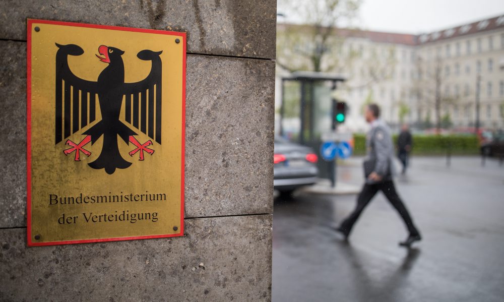 Nemeckí muži potrebujú na pobyt v zahraničí povolenie