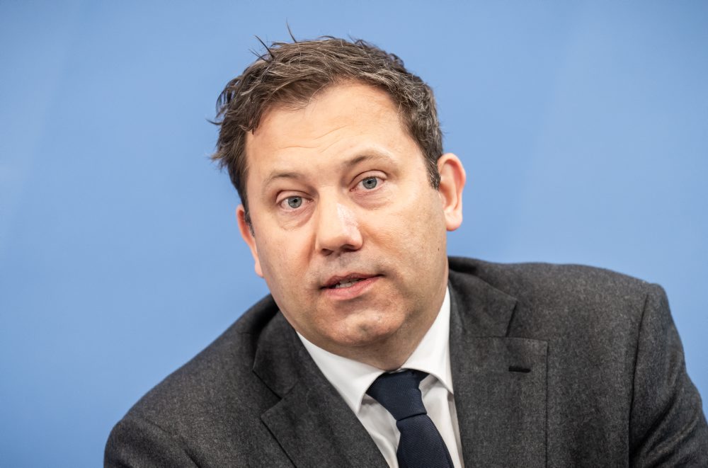 Nemecký minister financií žiada riešenie nedostatku leteckého paliva