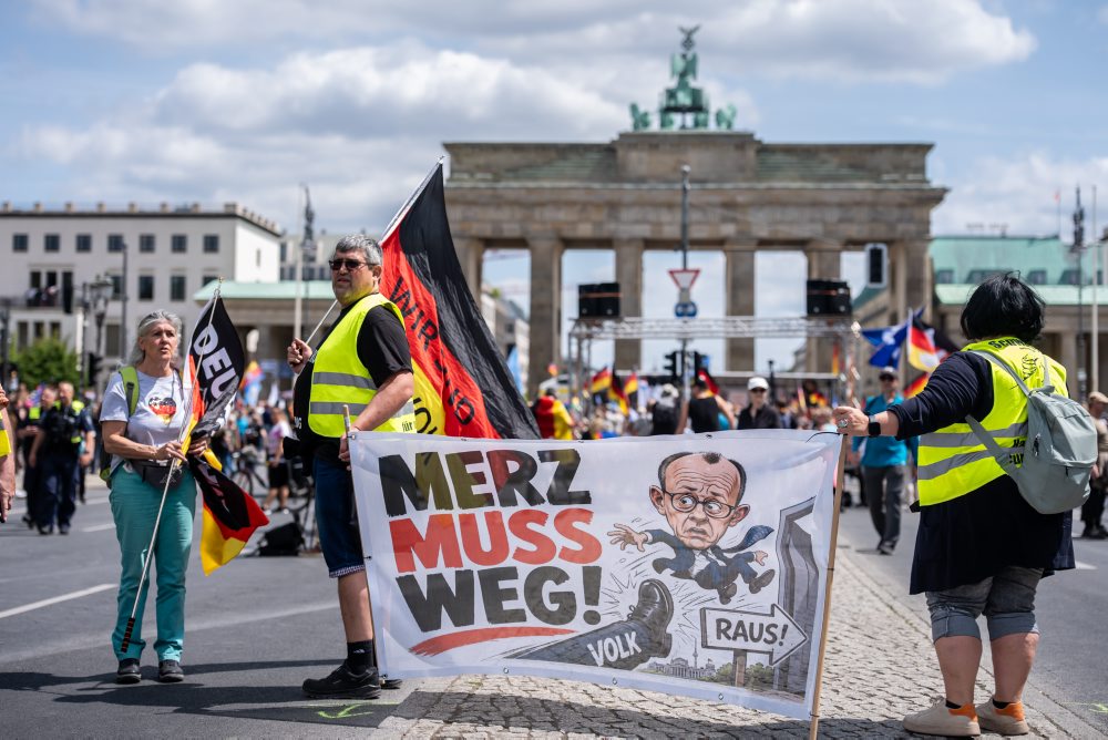 Berlín: Demonštranti pri Brandenburskej bráne žiadali odstúpenie vlády