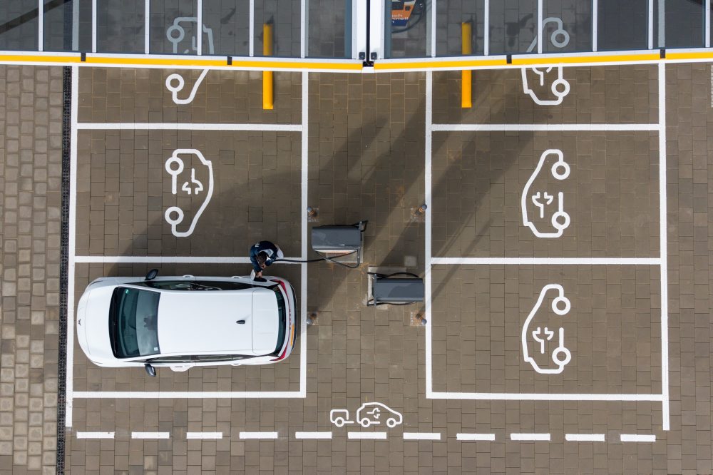 Predaj elektromobilov v 1. polroku vzrástol, rast sa však prudko spomalil