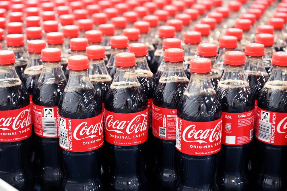 Firmy Coca-Cola, Nestlé a Danone upravia tvrdenia o recyklácii svojich fliaš