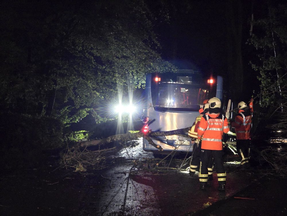 Prvá jesenná víchrica v Nemecku si vyžiadala zranených a ochromila dopravu