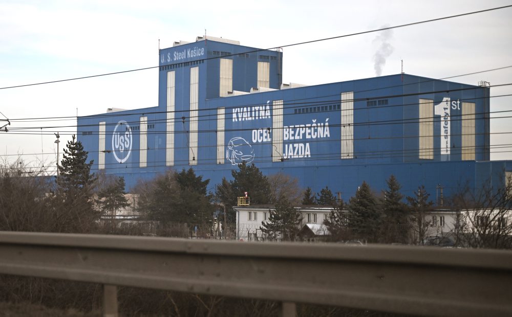 Snímka z protestného zhromaždenie OZ KOVO v U. S. Steel Košice v Šaci