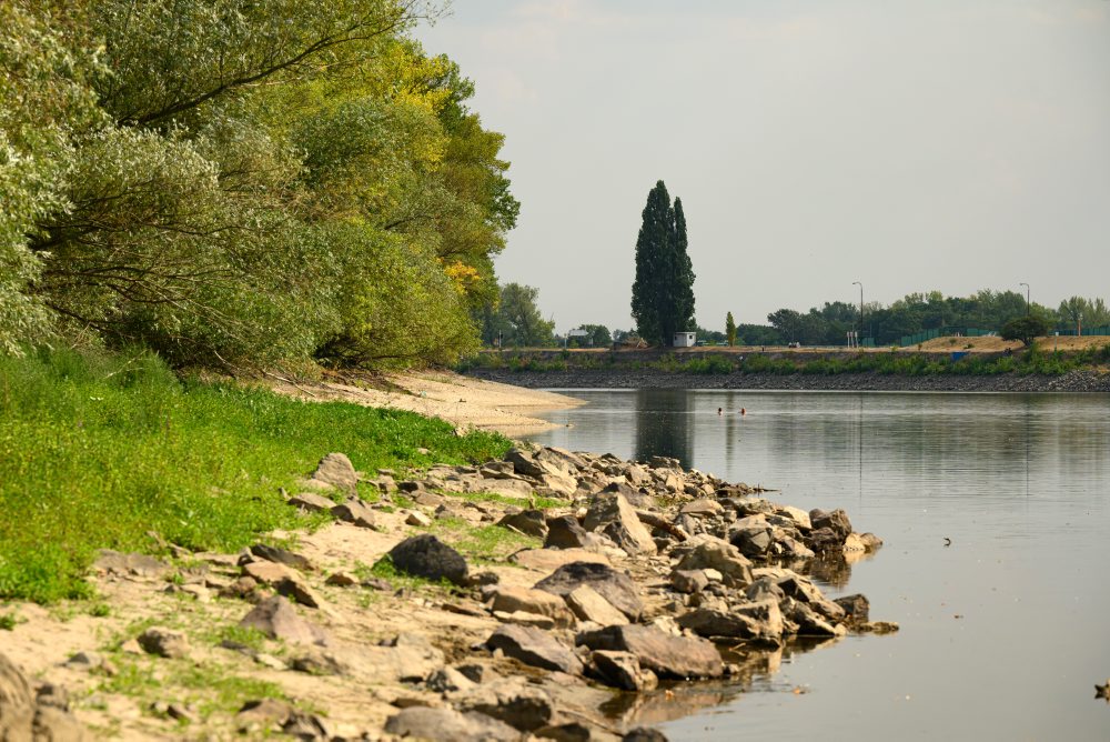 Nízky stav vodnej hladiny na Váhu pri Komárne