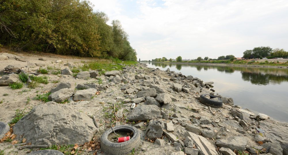 Nízky stav vodnej hladiny na Váhu pri Komárne