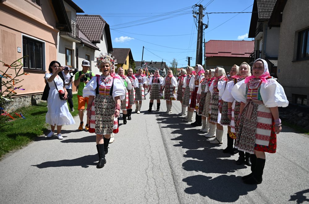 Tradičný sprievod dievčat a žien so spevom vo Važci 