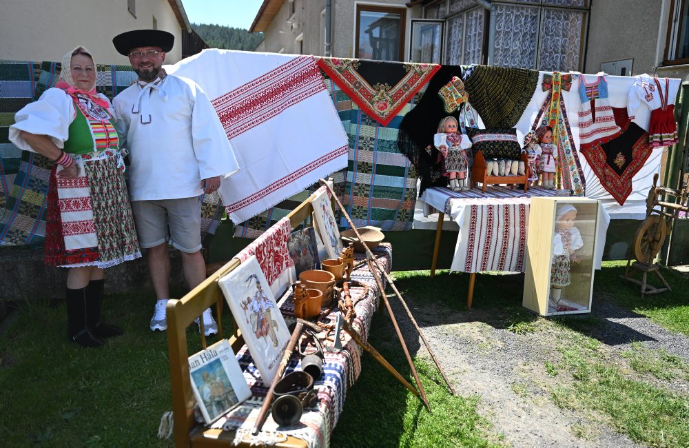 Tradičný sprievod dievčat a žien so spevom vo Važci 