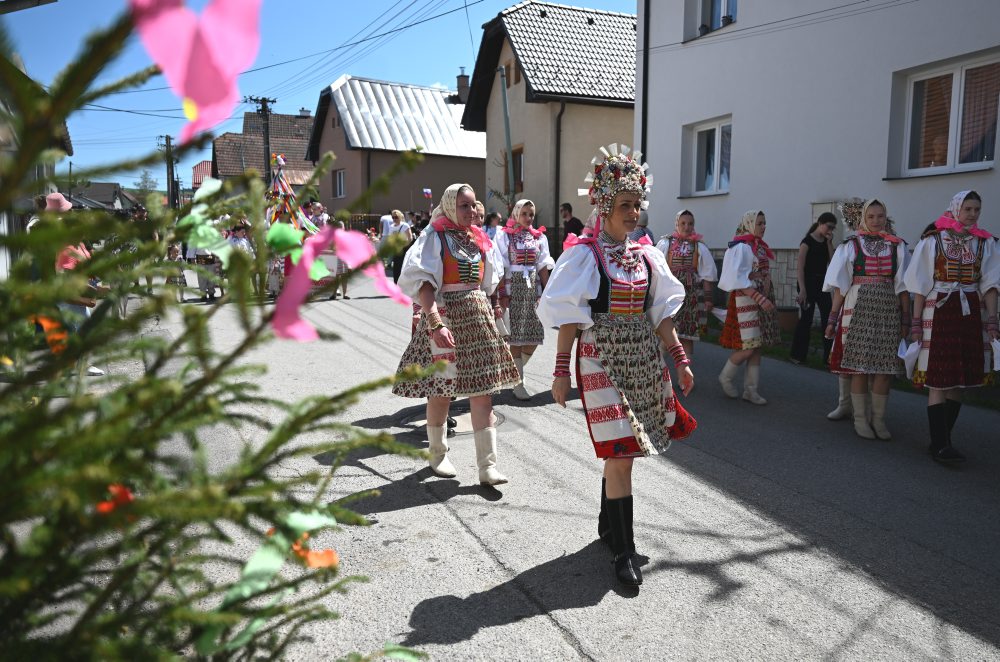 Tradičný sprievod dievčat a žien so spevom vo Važci 