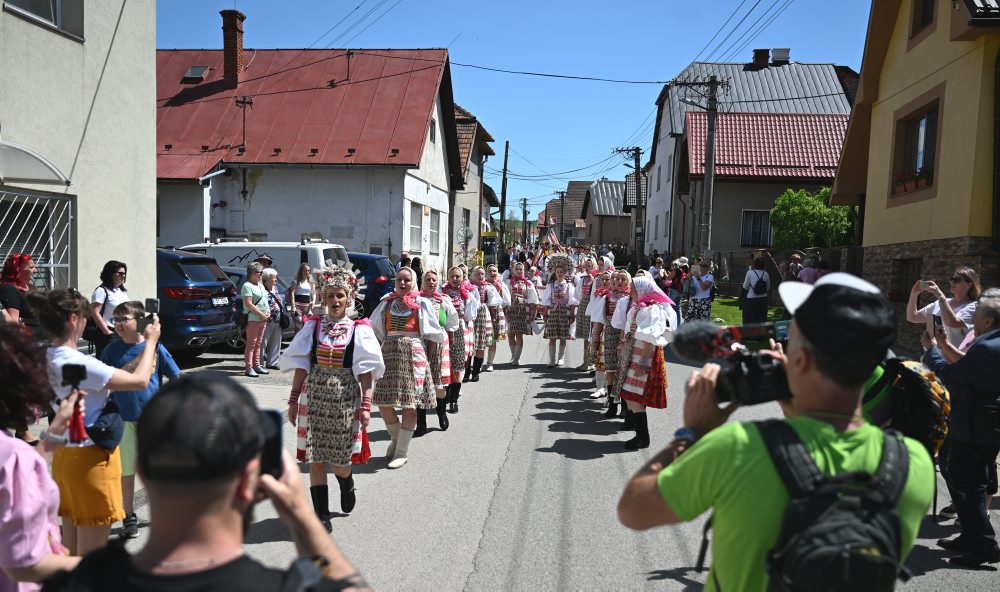 Tradičný sprievod dievčat a žien so spevom vo Važci 