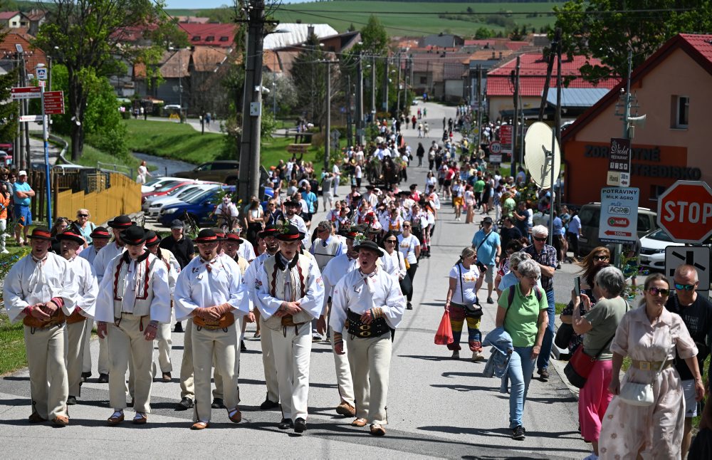 Tradičný sprievod dievčat a žien so spevom vo Važci 