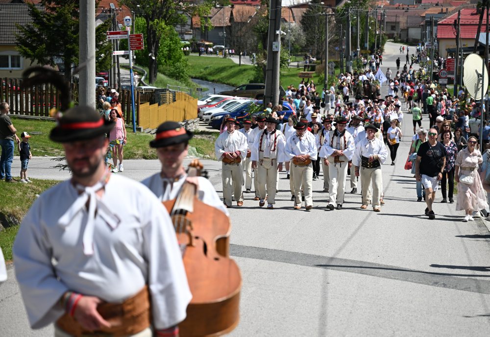 Tradičný sprievod dievčat a žien so spevom vo Važci 