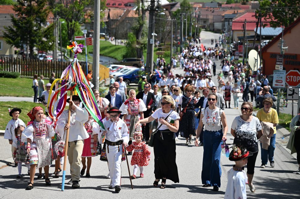Tradičný sprievod dievčat a žien so spevom vo Važci 