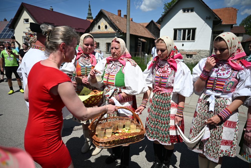 Tradičný sprievod dievčat a žien so spevom vo Važci 