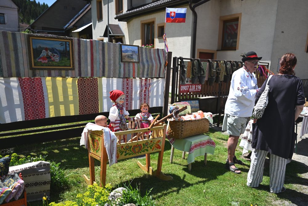 Tradičný sprievod dievčat a žien so spevom vo Važci 