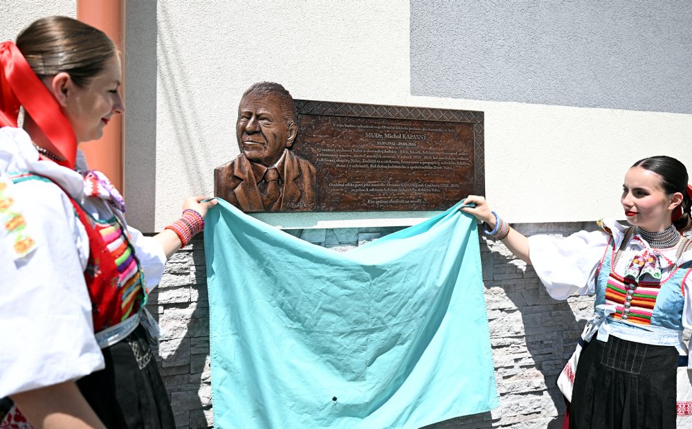Tradičný sprievod dievčat a žien so spevom vo Važci 