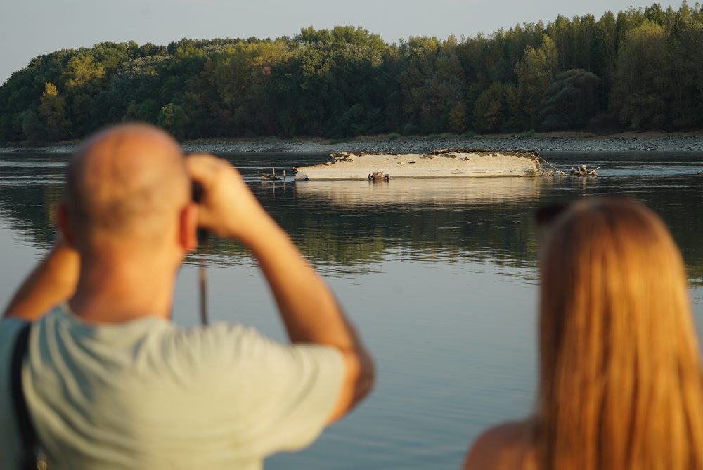 Nízka hladina rieky Dunaj odhalila vrak neznámej lode