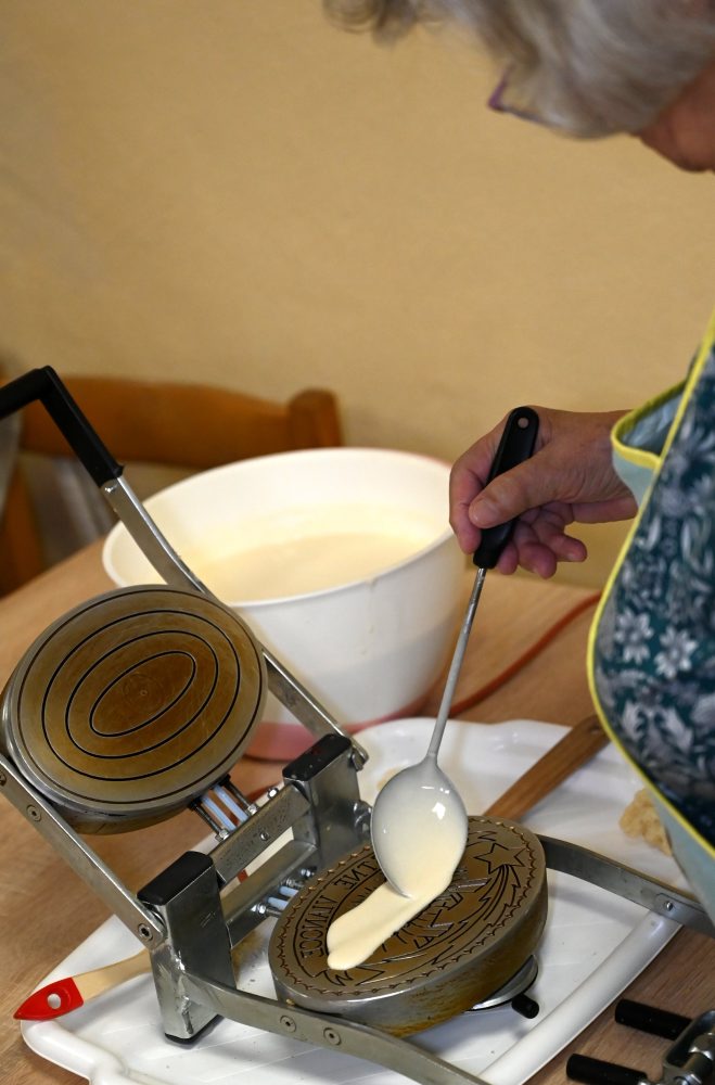 Pečenie vianočných oblátok vo Vranove nad Topľou