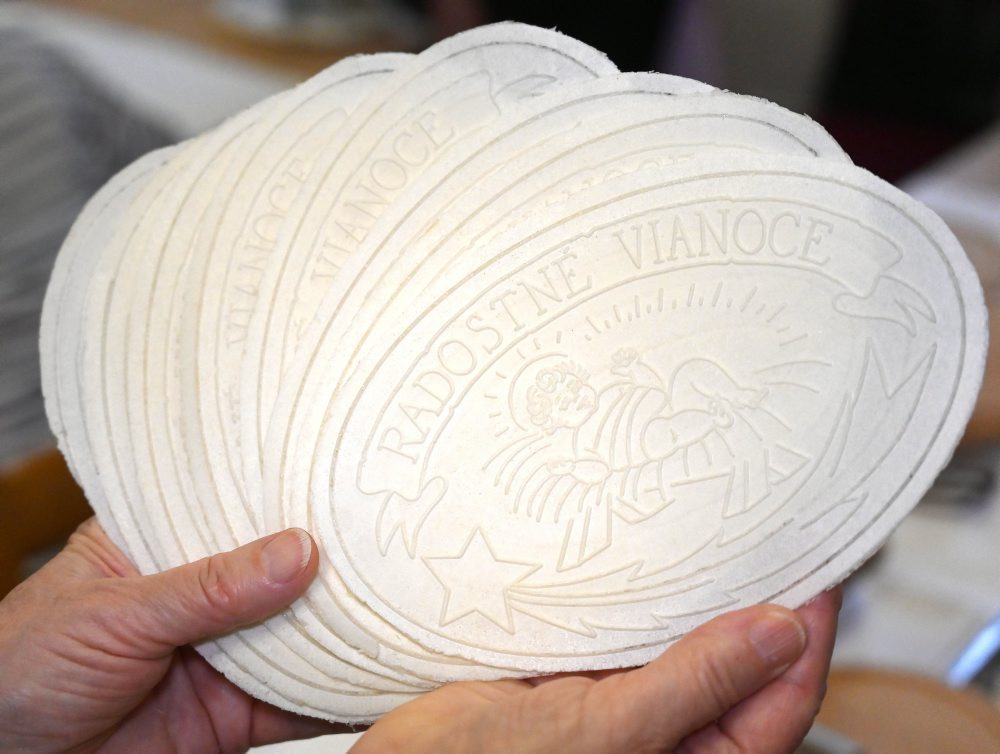 Pečenie vianočných oblátok vo Vranove nad Topľou