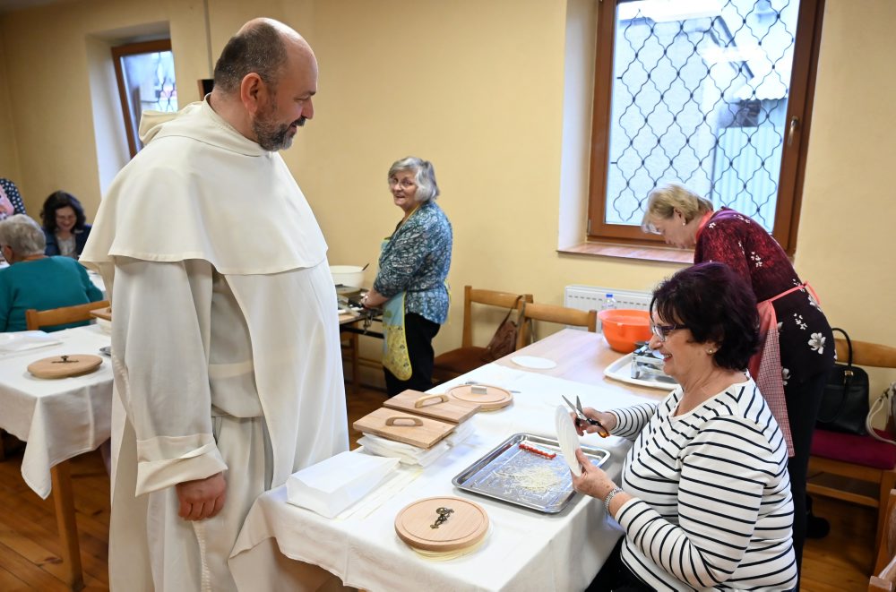 Pečenie vianočných oblátok vo Vranove nad Topľou