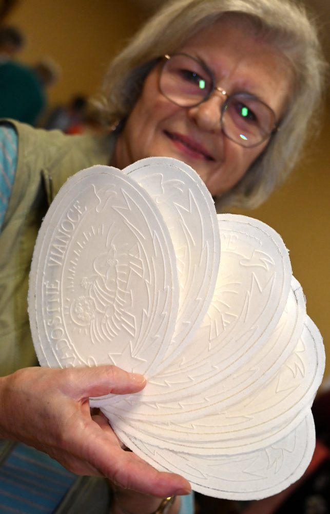 Pečenie vianočných oblátok vo Vranove nad Topľou