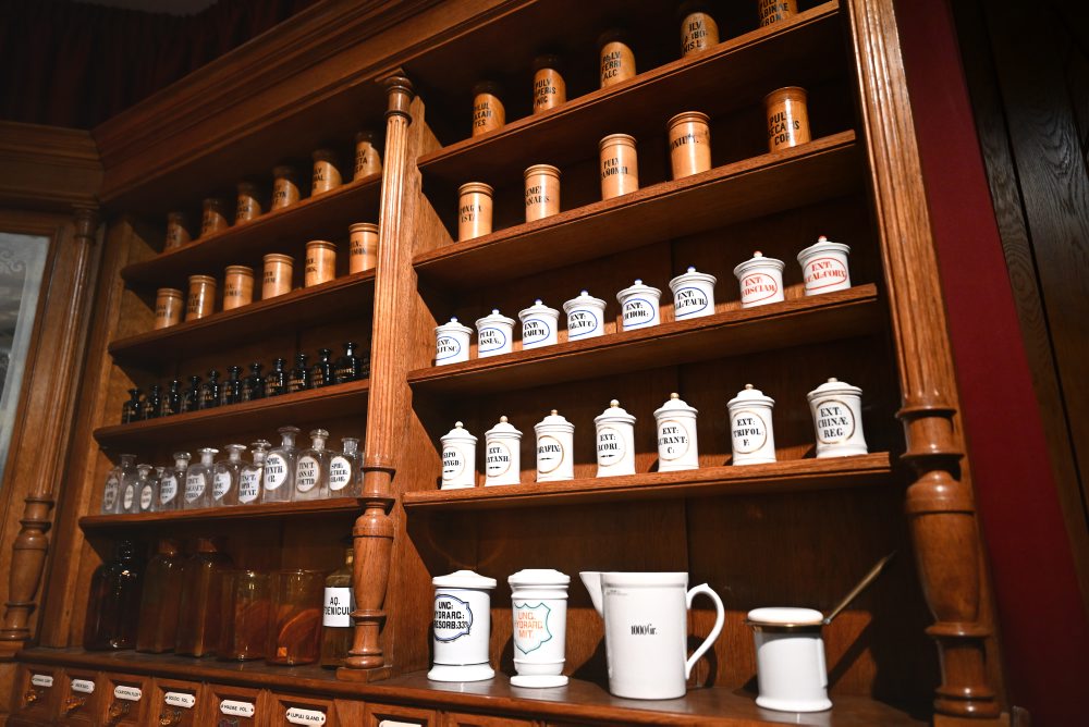 Expozícia Lekáreň U Božieho oka vo Východoslovenskom múzeu v Košiciach