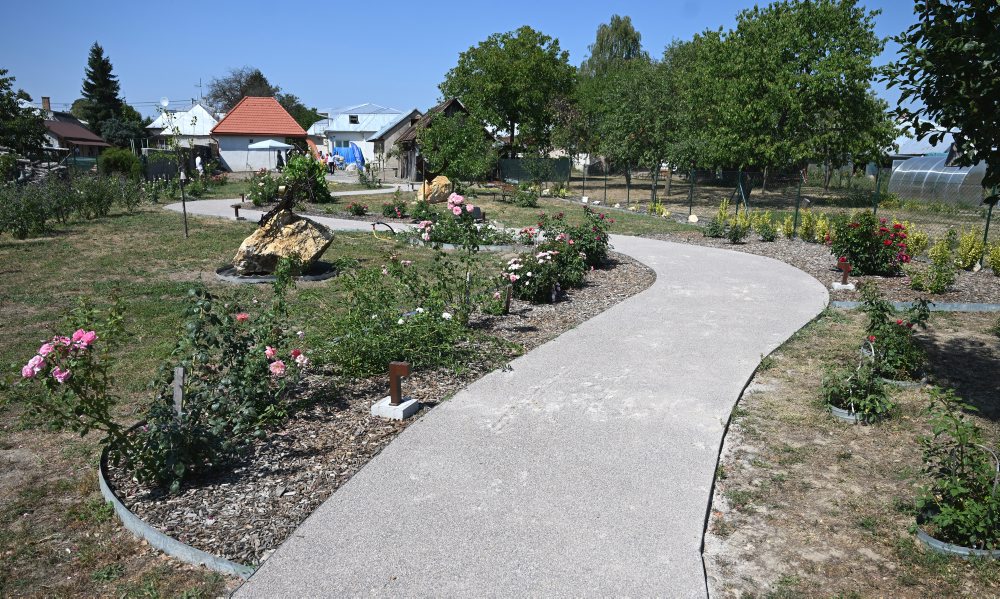 V obci Vysoká nad Uhom otvorili projekt Záhrada pútnika – rozárium
