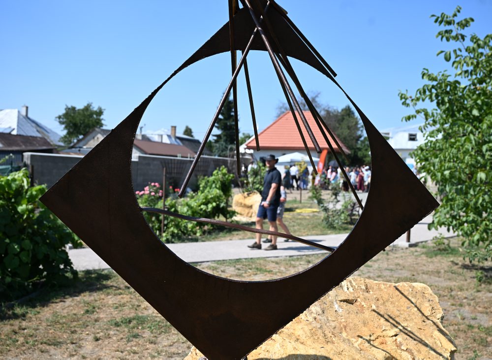 V obci Vysoká nad Uhom otvorili projekt Záhrada pútnika – rozárium