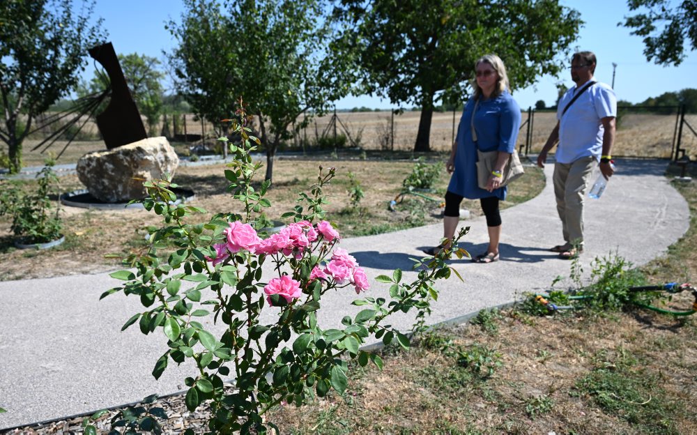 V obci Vysoká nad Uhom otvorili projekt Záhrada pútnika – rozárium