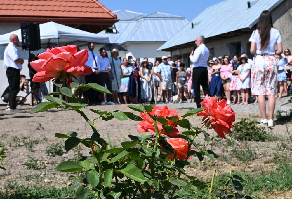 V obci Vysoká nad Uhom otvorili projekt Záhrada pútnika – rozárium