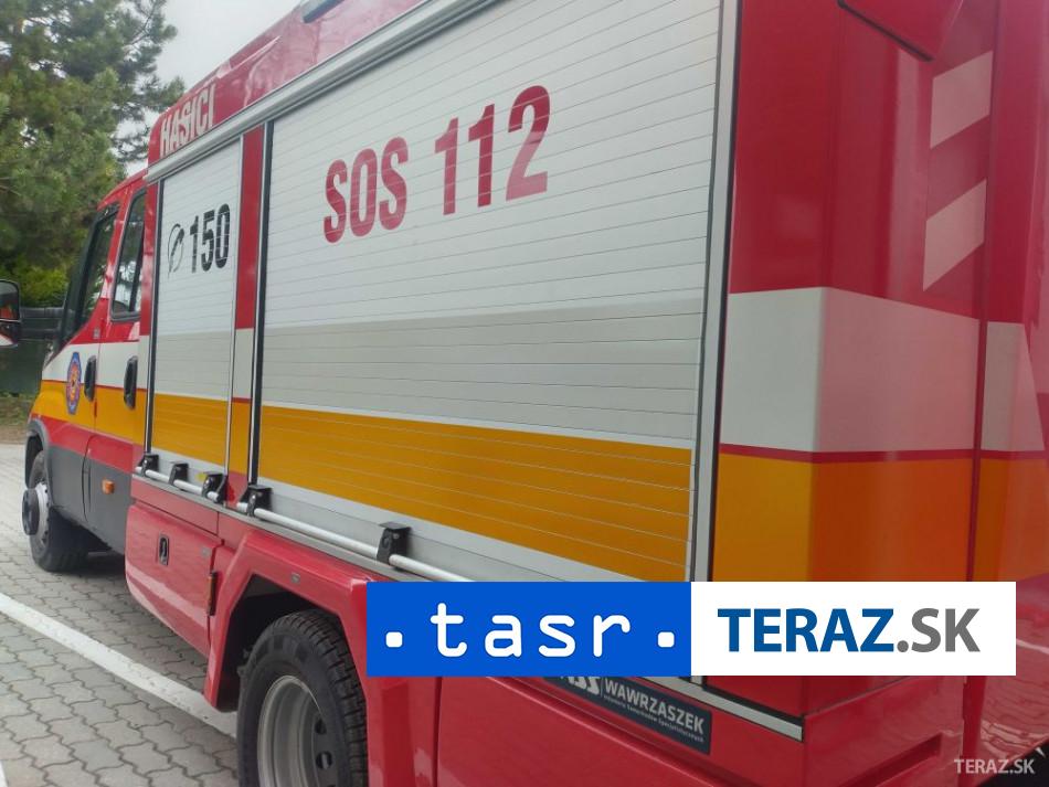 Seneckí hasiči pomáhali vytiahnuť auto z potoka v Novej Vsi pri Dunaji