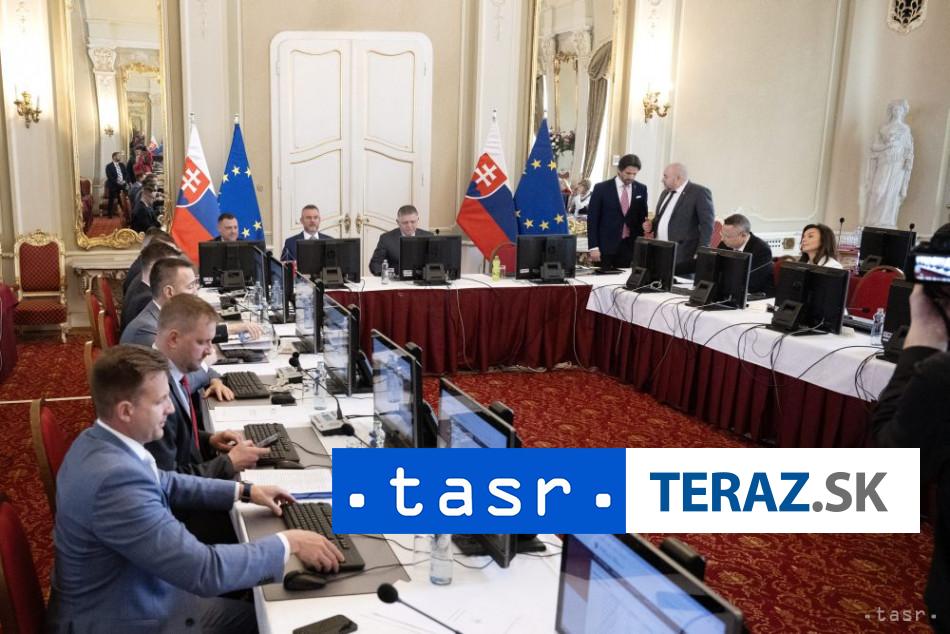 Vláda sa bude zaoberať aj materiálmi z rezortov dopravy a financií