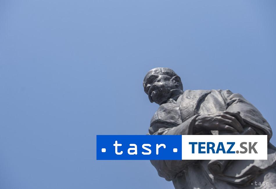 Socha T. G. Masaryka v Nitre sa vrátila pred budovu súdu