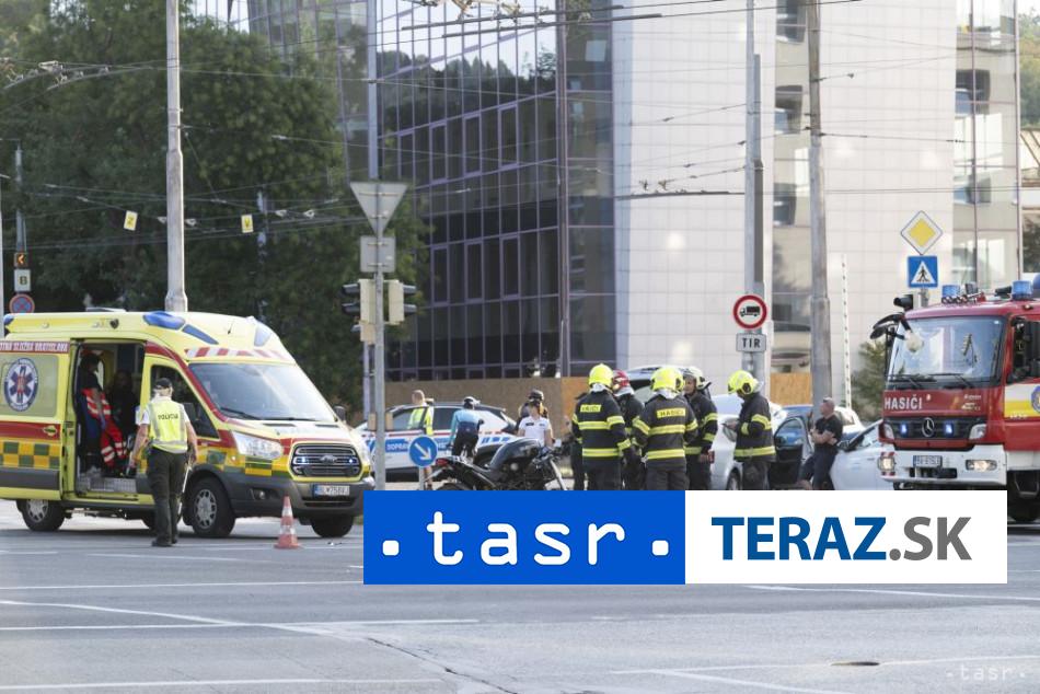 VIDEO: ZRÁŽKA MOTORKÁRA S AUTOM V BRATISLAVE: Utrpel zranenia