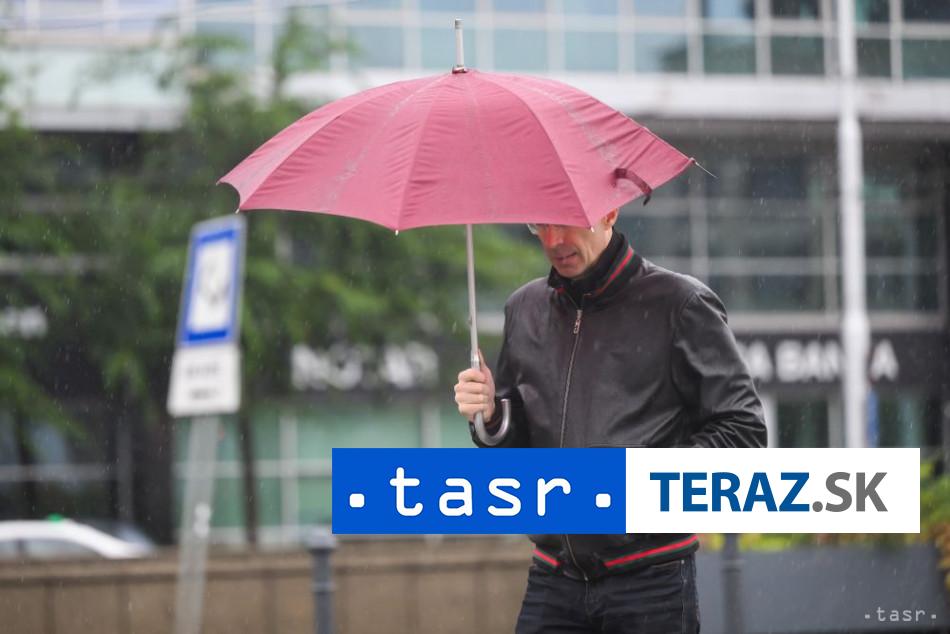 SHMÚ varuje pred silnejším vetrom v niektorých okresoch na Slovensku