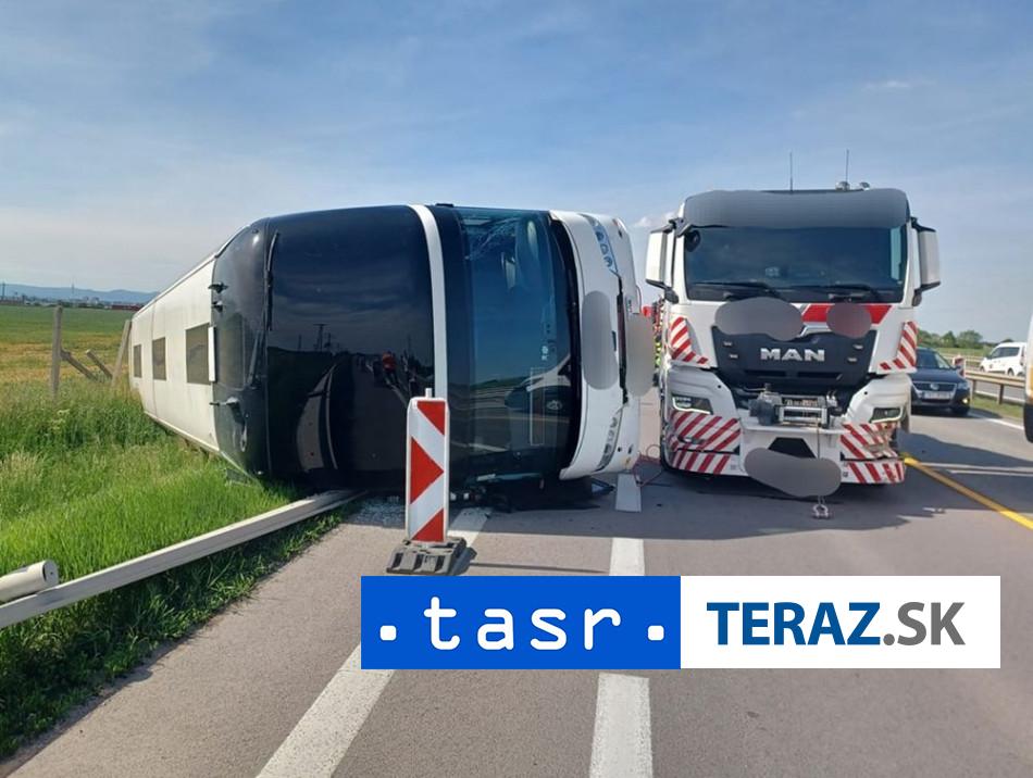 NEHODA NA R1: V smere na Nitru sa prevrátil autobus