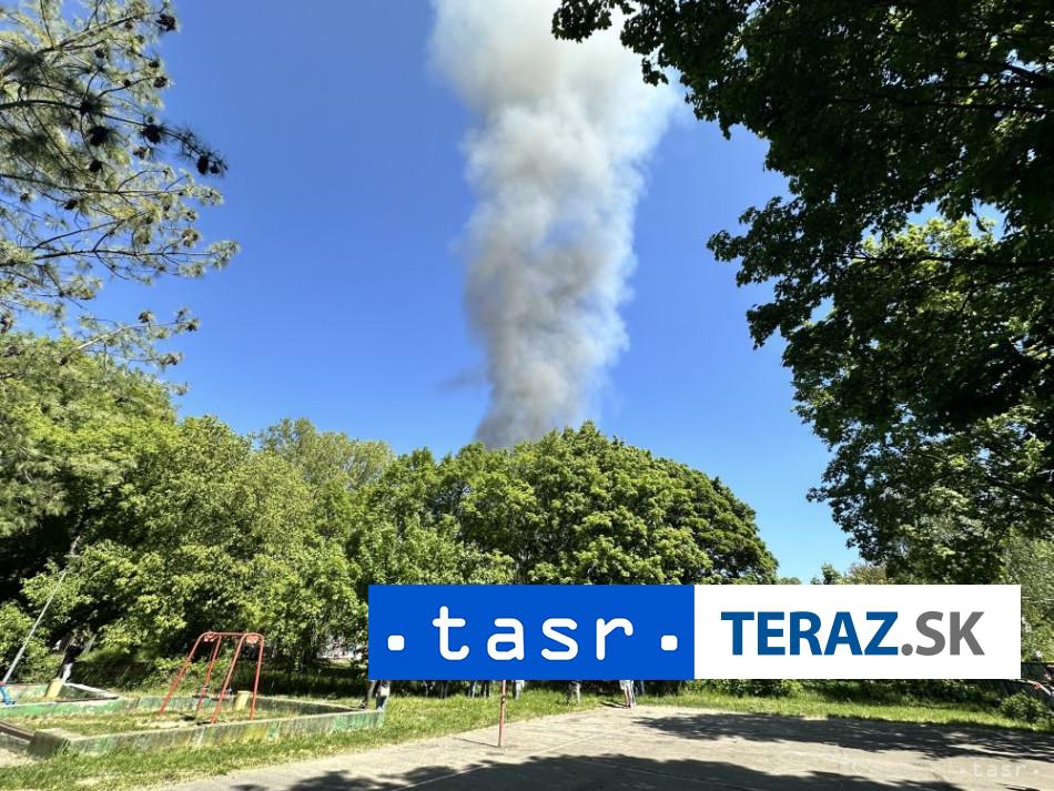 VIDEO: V bratislavskej Petržalke horí objekt na uskladnenie dreva