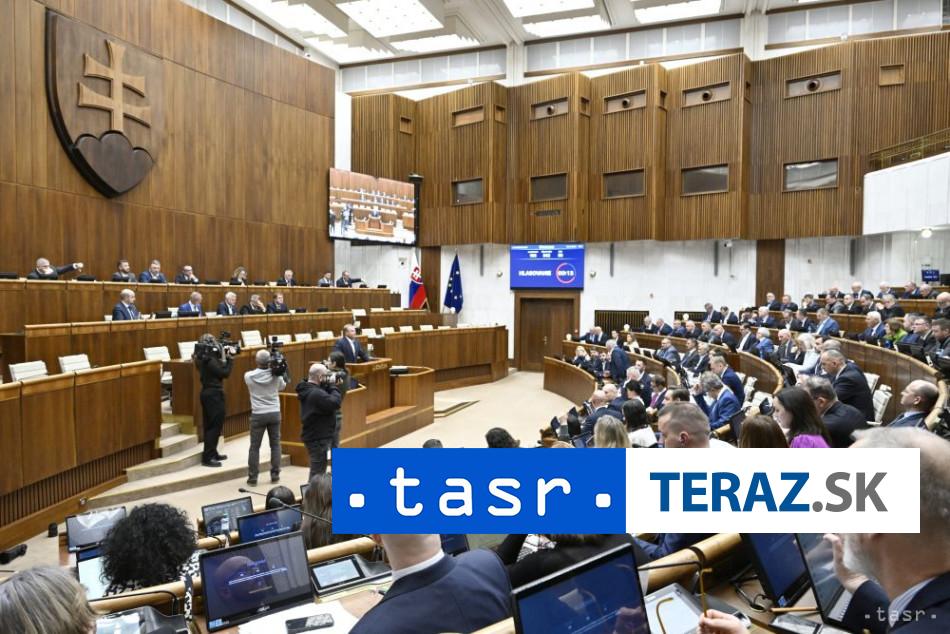 Poslanci vo štvrtok pokračujú v diskusii o výročnej správe SR